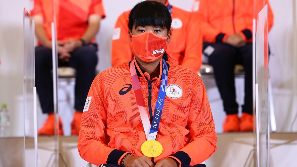 Starosta se zakousl olympijské vítězce do medaile, sklidil kritiku